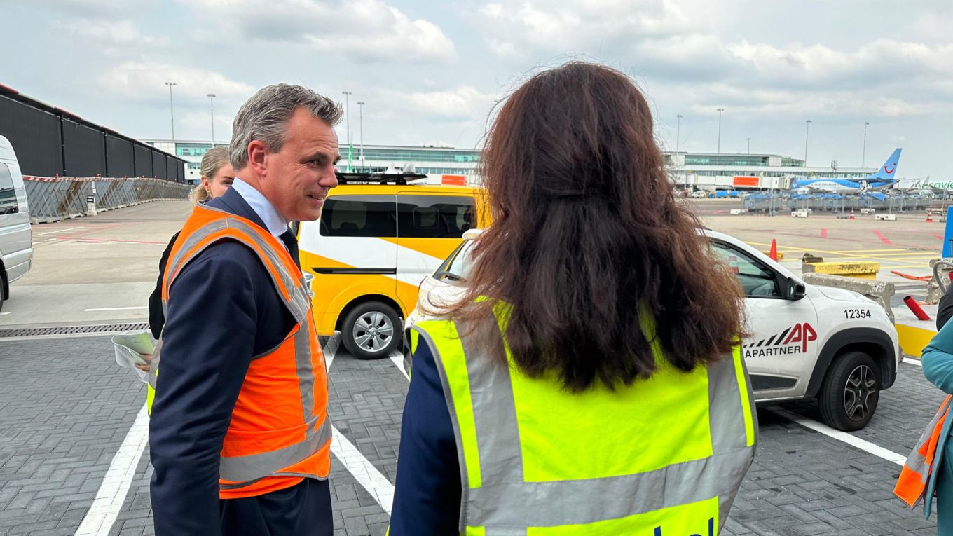 Dutch Minister of Infra visits VWI installation at Schiphol Airport